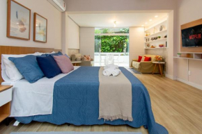 Maravilhoso Loft em Copacabana a 150 metros da Praia com um varandão em meio ao verde.
